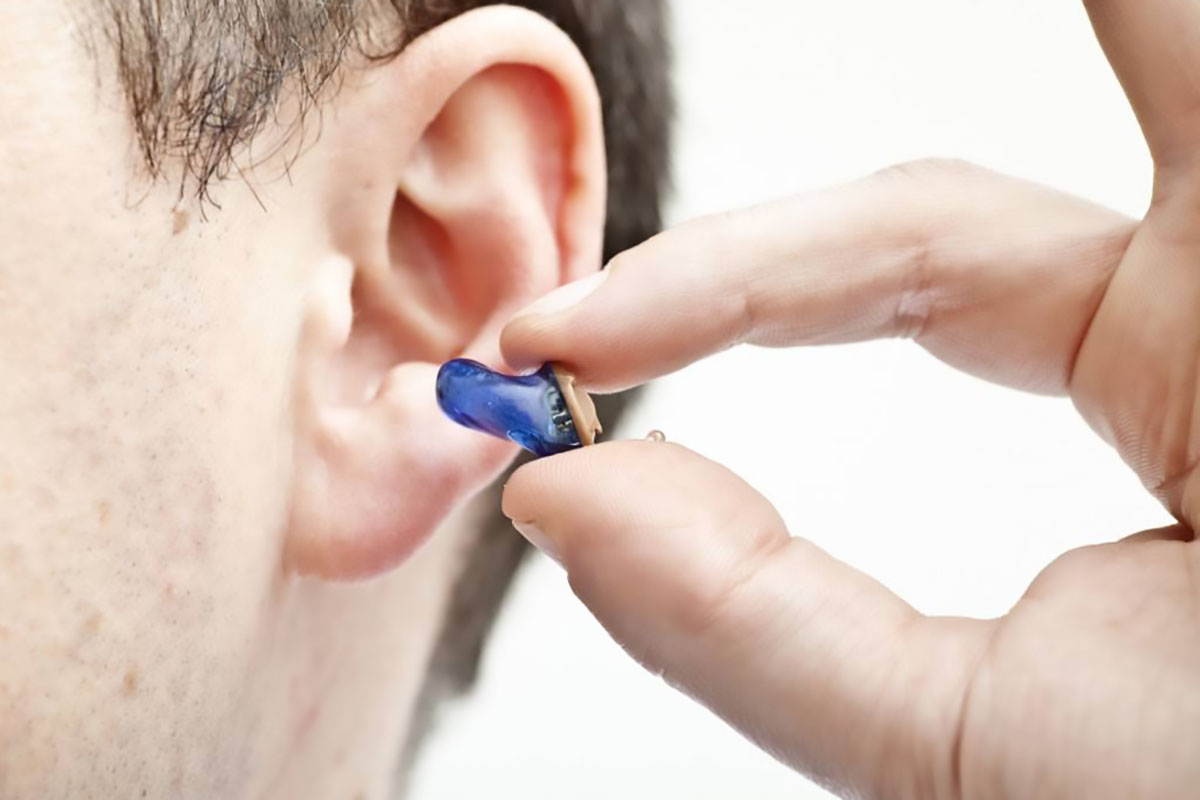Hallójárati hallókészülék: 6 jel, hogy erre van szükséged!